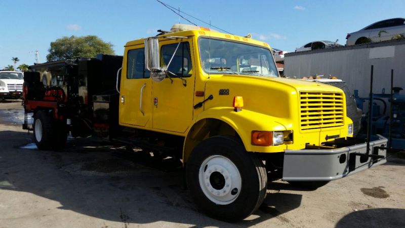 -     2002 International Patch Truck