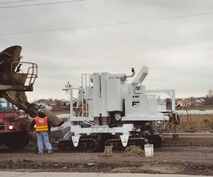 Сдаем в аренду бетоноукладчик  M-8100 