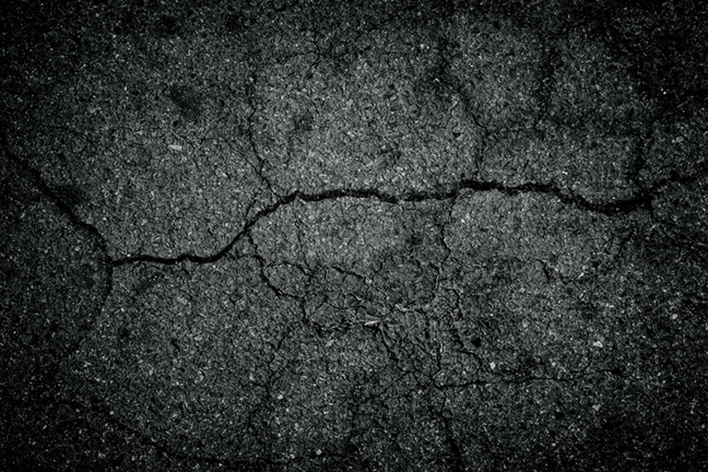 Как устранить трещины в дорожном покрытии ?