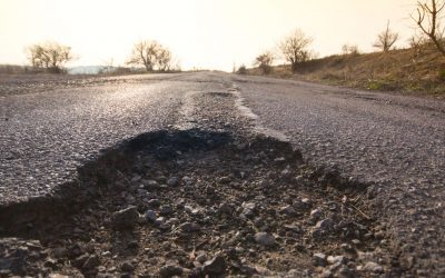 Что такое выбоины на асфальте и что вызывает их образование?
