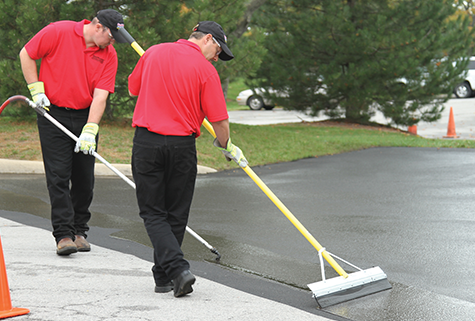 Герметизирующее покрытие для асфальта или как правильно использовать пропитку для асфальта?
